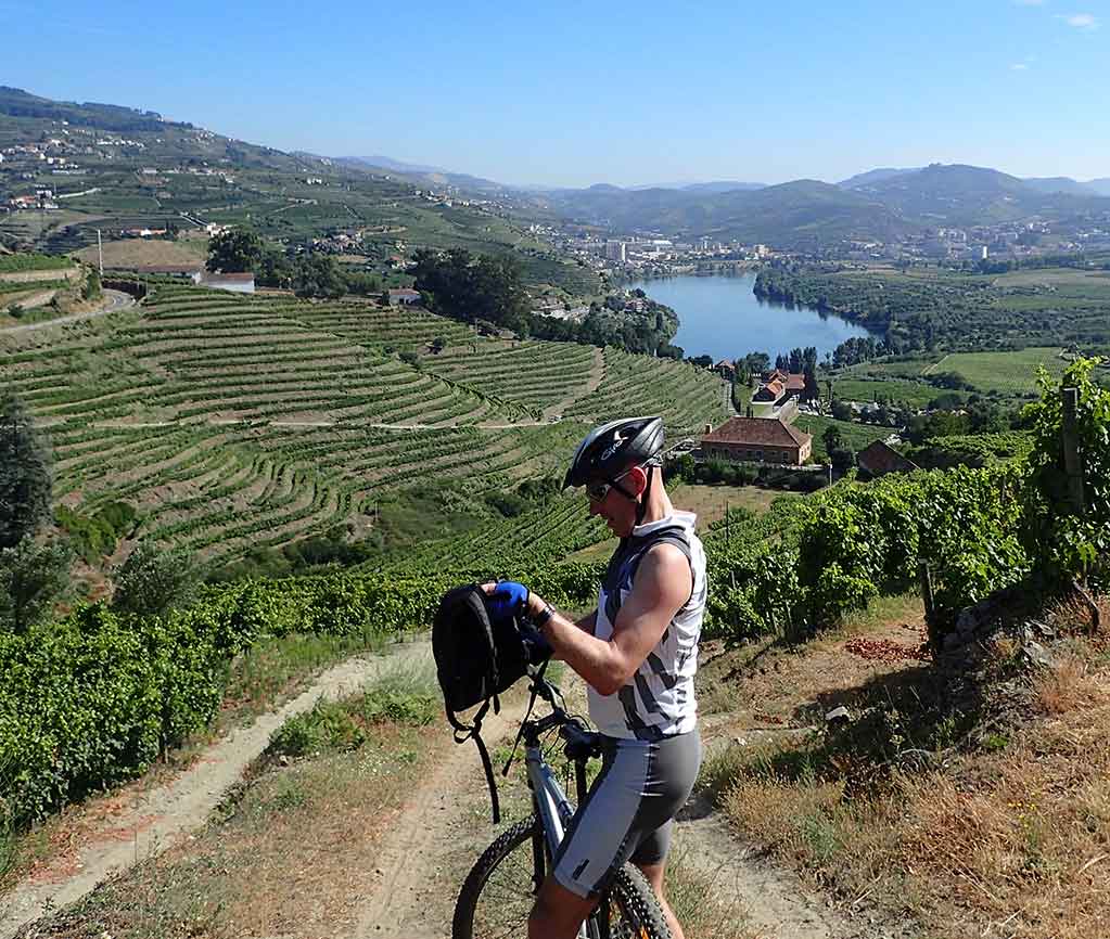Ciclista numa trilha de BTT na floresta perto do Rio Neiva