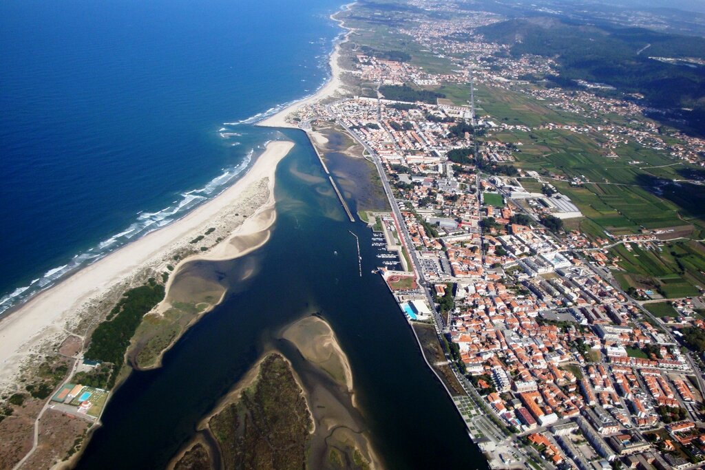 Praia de Ofir em Esposende com dunas e passadiços